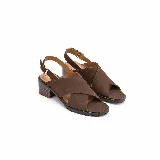 Sandalias de gamuza color marrón café, con tiras cruzadas en el empeine, pulsera ajustable al tobillo con hebilla metálica y taco bajo cuadrado con suela tractorada.