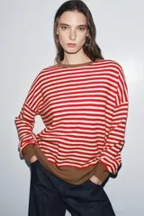 Jersey de lana 100% con rayas horizontales rojas y blancas, cuello redondo y puños y dobladillo en color marrón.