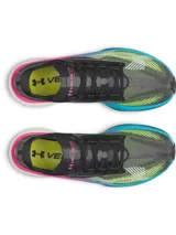 Championes de running Under Armour Velociti Elite 3, diseñados para carreras de larga distancia. Presentan una parte superior de tejido elástico en tonos oscuros con detalles en amarillo neón y blanco. La entresuela destaca por su diseño multicolor con capas en rosa, amarillo y azul, sobre una base blanca, incorporando placa de fibra de carbono para mayor retorno de energía.