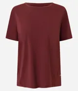 Remera deportiva de manga corta con cuello redondo, confeccionada en poliamida y elastano. Presenta un diseño liso con detalle de recorte en la espalda.
