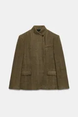 Blazer estructurado de corte recto confeccionado en tejido con lana, con estampado de cuadros en tonos tierra. Presenta cuello subido, cierre frontal con un botón, bolsillos con solapa en la parte inferior y un bolsillo de vivo en el pecho.