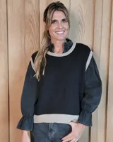 Chaleco de punto de algodón con diseño de estrella grande en la espalda. Presenta un corte holgado, cuello redondo y terminaciones en tejido acanalado en contraste de color.