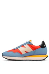 Championes New Balance WS237 con diseño inspirado en el running retro, confeccionados con base de tejido rojo, revestimientos de gamuza celeste y detalles en beige, negro y amarillo.