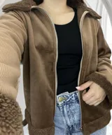 Campera marrón de pana con cuello, puños y ruedo de corderito. Cierre frontal con cremallera metálica.