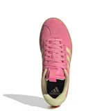 Championes Adidas VL Court 3.0 de estilo urbano con diseño retro inspirado en el skate. Presentan una capellada de gamuza en color rosado, con las icónicas tres tiras laterales y el forro interno en un tono beige contrastante. La suela es vulcanizada en color marrón claro, ofreciendo un aspecto limpio y atemporal.