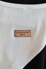 Vestido largo de morley fino, con diseño color block en blanco, negro y camel, corte amplio y bolsillos laterales.