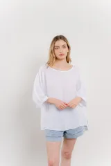 Blusa de lino color verde oliva, de corte amplio y relajado, con escote redondo y mangas 3/4 remangadas.