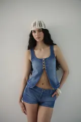 Mini short de jean tiro bajo color gris oscuro, con bolsillos delanteros y traseros.