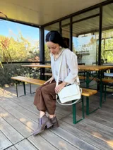 Botas cortas de cuero con efecto desgastado en color chocolate, con taco cuadrado y plataforma. Presentan cierre lateral y punta redondeada.