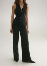 Pantalón de jean estilo wideleg, de tiro alto, con cierre de cremallera y botón, trabillas para cinturón y diseño de cinco bolsillos.