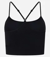 Top deportivo blanco texturizado, con breteles finos ajustables y copas removibles.
