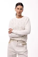 Sweater de tejido de punto con panel frontal calado de diseño floral y mangas largas lisas. Presenta cuello redondo con terminación acanalada.