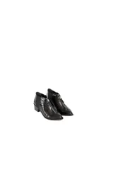 Botin de cuero negro con acabado charol y textura de reptil. Presenta cierre frontal con cremallera, paneles laterales elásticos y tacón bajo de bloque.
