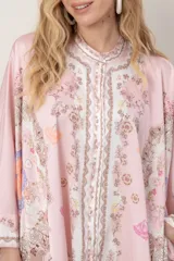 Camisa de seda modelo pañuelo, de color amarillo con estampado estilo mandala y flores, cuello redondo y cierre frontal con botones.