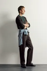 Camiseta relaxed fit de manga larga y cuello redondo de la colección Aaron Levine x Zara.