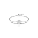 Pulsera plateada con doble cadena y dije circular con incrustaciones de cristales blancos.