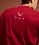 Remera de algodón color borgoña, de corte recto, con cuello redondo y mangas cortas. Estampa frontal con la frase "Mar, céu, sol" en color blanco.