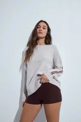 Short de tiro medio con calce ajustado, diseño minimalista y versátil en color negro.