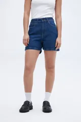 Short de jean azul oscuro, tiro alto, con bolsillos delanteros y traseros.