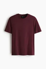 Remera de algodón liviano color bordó, con cuello redondo ribeteado y mangas cortas, de corte estándar.