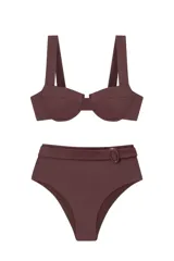 Conjunto de bikini marrón chocolate con textura acanalada. El corpiño es tipo balconette con aro, copas con relleno extraíble y tirantes anchos. La bombacha es de tiro alto, con diseño retro y detalle de cinturón con hebilla a tono en la cintura.