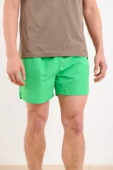 Short de baño color verde vibrante, con cintura elástica y cordón de ajuste.