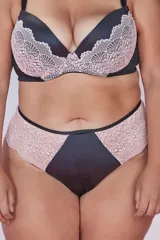 Bombacha tiro alto de lycra negra con laterales de puntilla elastizada rosa y detalle de tiras finas en la parte trasera.