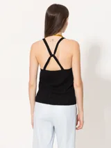 Musculosa de punto color lila con breteles finos.