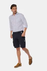 Bermuda cargo azul marino con cinturón, confeccionada en tejido de algodón con elasticidad, con bolsillos laterales y detalles en bolsillos traseros con solapa.