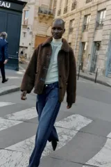 Chaqueta de cuello solapa y manga larga, con diseño de doble faz que combina tejido efecto ante y borreguillo. Cuenta con cierre frontal de botones y bolsillos delanteros.