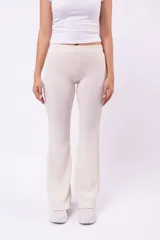 Pantalón oxford color marrón oscuro, con textura de punto y aberturas laterales en el bajo.