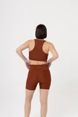 Top deportivo color marrón con espalda estilo nadador y cuello redondo.