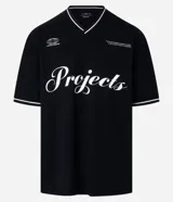 Remera deportiva negra de algodón con cuello en V ribeteado en blanco, mangas cortas con ribete blanco y estampa frontal con la palabra "Projects" en cursiva blanca.