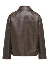 Campera de cuero sintético en color marrón oscuro, con cuello camisero, cierre frontal oculto con botones a presión y bolsillos delanteros con solapa. Presenta un corte holgado y diseño minimalista.