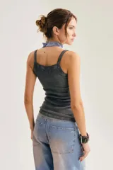Musculosa de morley color lila, de corte ajustado, escote recto y tirantes anchos.