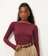 Blusa de manga larga color bordó de Cortelle, confeccionada en poliamida con escote bote y diseño regular.