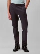 Pantalón de corte slim confeccionado en mezcla de algodón elástico, con cierre de botón y cremallera, diseño de cinco bolsillos y estilo versátil.