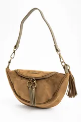 Cartera tipo bandolera de gamuza sintética color marrón, con diseño de media luna, cierre frontal con doble tirador metálico y detalle de borla lateral.