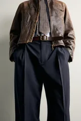 Pantalón relaxed fit azul marino confeccionado en tejido con lana, con bolsillos frontales, bolsillos traseros de doble vivo y pliegues en la parte delantera.