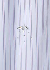 Pantalón largo de popelín celeste con estampado de rayas verticales, cintura elástica ajustable y detalles de lentejuelas brillantes.