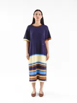 Vestido midi de punto de manga corta con detalles calados y diseño de rayas horizontales tricolor en la parte inferior. Presenta cuello redondo y logo bordado en el pecho.