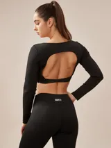 Top deportivo negro de manga larga con escote cuadrado.