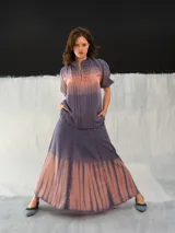 Falda larga color ocre con teñido degradado horizontal en tonos anaranjados. Confeccionada en algodón tipo seda, corte a la cintura, bolsillos laterales y cierre invisible.