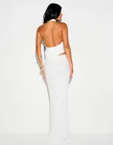Vestido largo blanco de corte sirena y ajustado al cuerpo, con escote halter, cuello alto, abertura frontal en forma de gota y recortes laterales en la cintura.