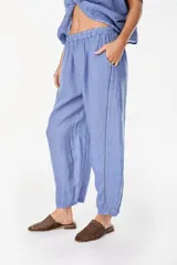 Pantalón de lino italiano color terracota, de corte relajado y fluido con cintura elástica fruncida.