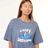 Conjunto de pijama largo de dos piezas, color celeste con estampado de Stitch. Incluye una remera de mangas cortas y un pantalón largo con puños.