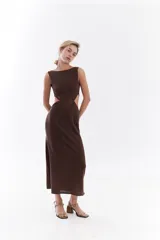 Vestido midi de punto color marrón con detalles en lurex, cuello bote, aberturas laterales en la cintura y tajos en la falda.