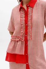 Vestido camisero color ladrillo con cuello, cartera y volados frontales y laterales en lino color lima. De calce relajado y mangas cortas.