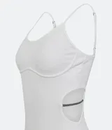 Vestido midi blanco de rib texturizado, con escote en U, breteles finos, cutout lateral en la cintura con tirante de brillo y abertura en la falda.