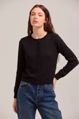 Cardigan de punto negro con cierre frontal de botones, cuello redondo, manga larga y diseño acanalado con sutiles detalles brillantes verticales.
